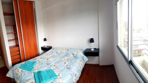 Un dormitorio pequeño con una cama y una ventana. en ADS DEPARTAMENTOS 1, en La Plata