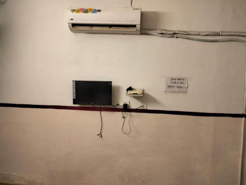 Zimmer mit einer Wand, einer Heizung und einem Telefon in der Unterkunft Hotel Anta Palace & Spicy Restaurant By WB Inn in Bharatpur