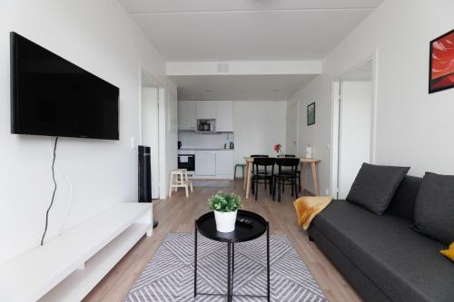 sala de estar con sofá y mesa en Hiisi Homes Hämeenlinna Asemanranta en Hämeenlinna