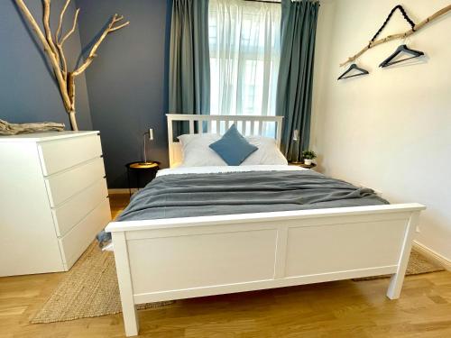 ノイマゲン・ダオンにあるRiversideSuite.Moselのベッドルーム(白いベッド1台、窓付)