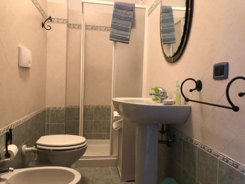 a bathroom with a sink and a toilet and a shower at Casa Vacanze Vecchio Frantoio Residenza Moraiolo in Spoleto