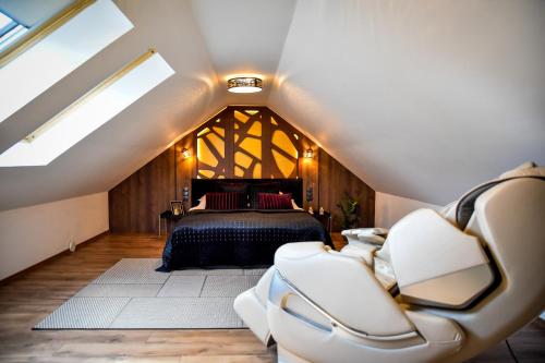 ein Schlafzimmer mit einem Bett im Dachgeschoss in der Unterkunft Meru Minivilla in Szeged