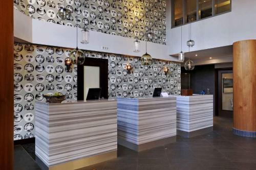 un restaurante con una pared cubierta de platos en Sandman Signature Langley Hotel, en Langley