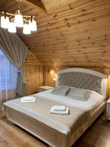 ポカイユにあるRodynne Gnizdoの木製天井のベッドルーム1室(大型ベッド1台付)
