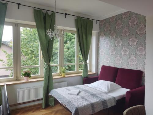 1 dormitorio con 1 cama y 2 ventanas en Vila Janáčkova - 1st republic villa en Trutnov