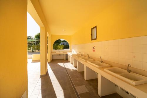 una fila de lavabos en un baño público en Kampaoh Los Escullos, en Almería