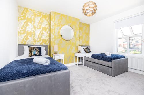 Postel nebo postele na pokoji v ubytování Westview Cottage bikes/chef/hot tub