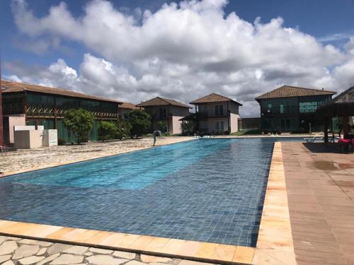 una piscina di fronte ad alcuni edifici di Casa na Praia dos Carneiros/PE. Cond. Village IV. a Tamandaré