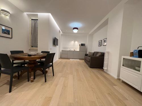 - une salle à manger et un salon avec une table et des chaises dans l'établissement AT HOME NAVONA, à Rome