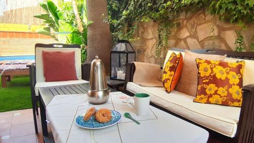 un tavolo con un piatto di ciambelle su un patio di Villa Granada Motril a Motril