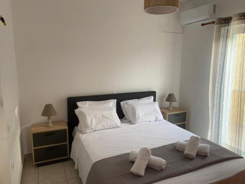 ein Schlafzimmer mit einem Bett mit zwei Handtüchern darauf in der Unterkunft S&G Luxury Apartments - Makri Gialos in Makry Gialos