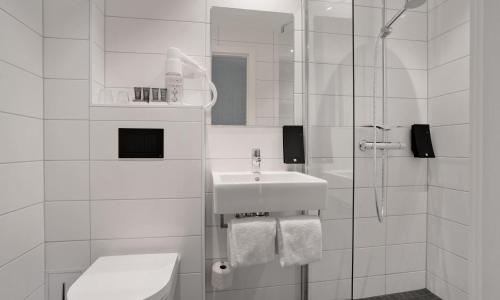 uma casa de banho com um WC, um lavatório e um chuveiro em Thon PartnerHotel Saga em Haugesund