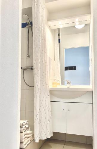 a bathroom with a sink and a mirror at Appartement en face Hopital Nord in Saint-Priest-en-Jarez