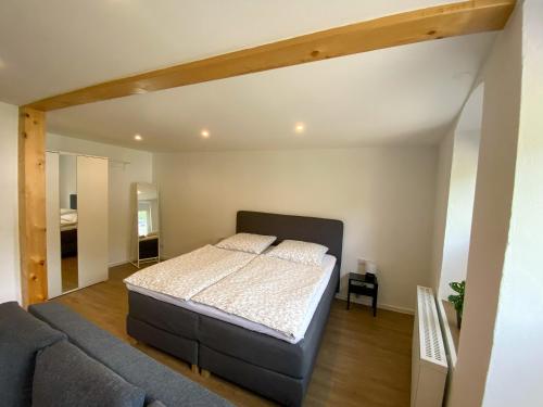 ein Schlafzimmer mit einem Bett und einem Sofa in der Unterkunft Fewo Catlen in Traben-Trarbach