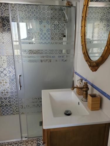 La salle de bains est pourvue d'un lavabo et d'une douche. dans l'établissement Casa cerca de Sevilla con piscina, à Valencina de la Concepción