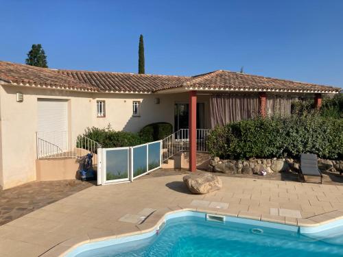 une maison avec une piscine devant une maison dans l'établissement Villas CALA CORSA 4 Chambres Piscine privée chauffée - Internet Fibre - Entièrement Climatisée à Lecci de Porto-Vecchio Cala Rossa, à Lecci