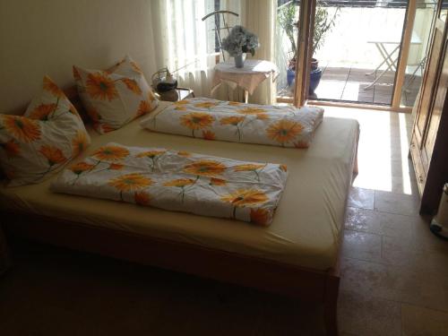 dos camas sentadas una al lado de la otra en una habitación en Apartments Blaschegg im Zentrum en Altmünster