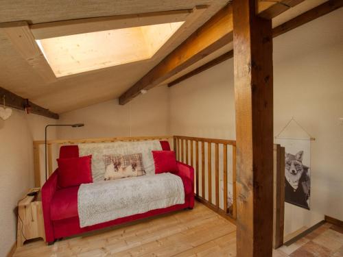 莫里永的住宿－Appartement Morillon Village, 3 pièces, 4 personnes - FR-1-642-68，一间卧室配有红色枕头的床