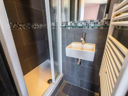 une salle de bain avec un lavabo et une douche dans l'établissement Duplex 3 pièces avec balcon et casier à skis à Valmorel - FR-1-291-878, à Valmorel
