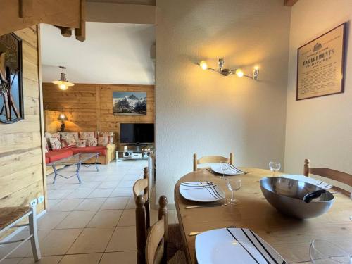 une salle à manger avec une table et une chambre avec un canapé dans l'établissement Duplex 64m² 5 pièces, 8 pers., Parking, animaux bienvenus - Briançon - FR-1-330C-132, à Briançon