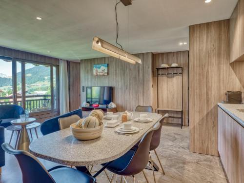 une cuisine et une salle à manger avec une table et des chaises dans l'établissement Appartement 3 pièces confortable avec balcon, parking et WiFi - Megève Rochebrune - FR-1-453-294, à Megève