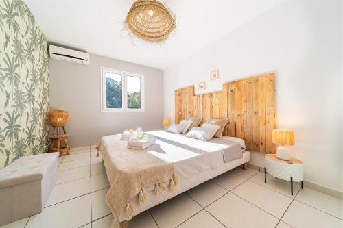ein Schlafzimmer mit einem großen Bett und einem Sofa in der Unterkunft La Villa Morgabina - Haut standing- Piscine Chauffée - A St Pierre in Saint-Pierre