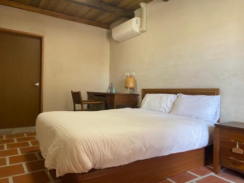 Postel nebo postele na pokoji v ubytování Six Hotel