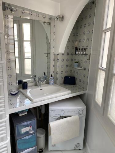 パリにあるParis Louvreのバスルーム(洗面台、鏡付)