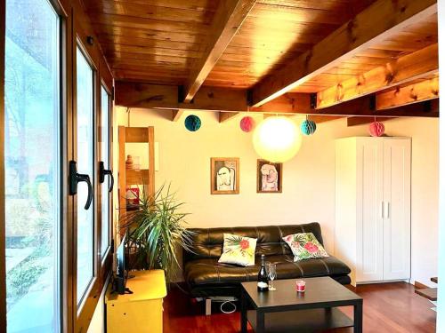 - un salon avec un canapé en cuir et une table dans l'établissement Casa de las Mariposas, à Vallirana