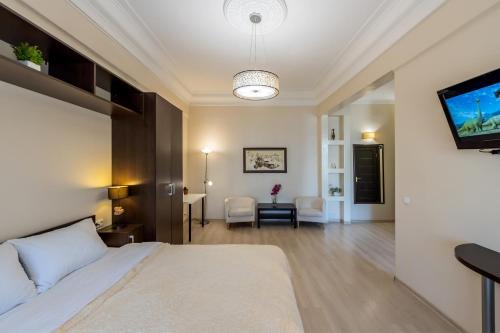 a bedroom with a bed and a living room at Однокімнатні апартаменти на Майдані, дистанційне заселення 24х7 in Kyiv