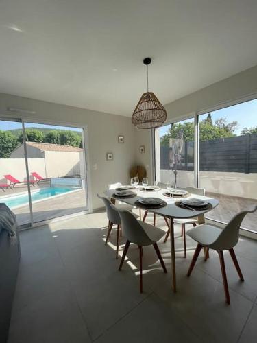 une salle à manger avec une table et des chaises dans une maison dans l'établissement Magnifique villa avec piscine extérieure, à Alleins