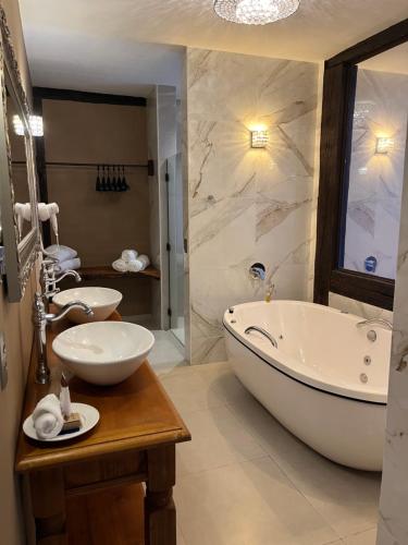 a bathroom with a tub and a sink at Pousada Dona Bendita in Monte Verde