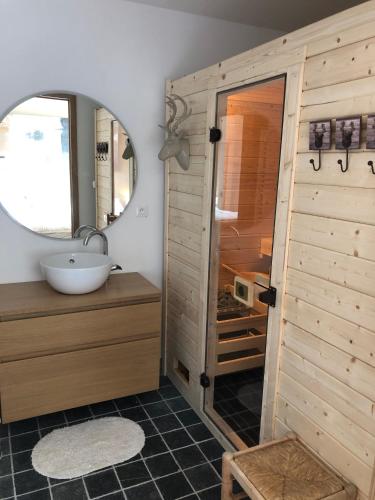 une salle de bain avec un lavabo et un miroir dans l'établissement Chambre d'Hôte Touquet's Garden, à Cucq