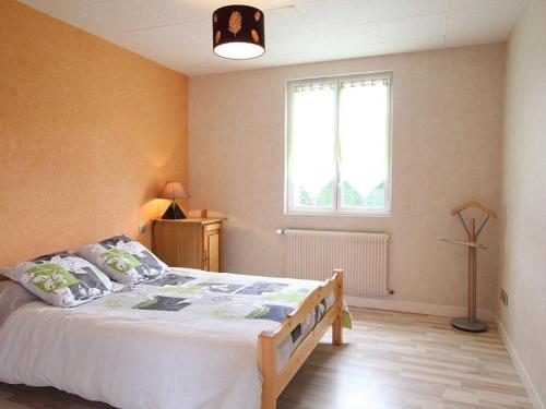 sypialnia z dużym łóżkiem i oknem w obiekcie Charmante Maison Traditionnelle avec Jeux, Terrasse et Parking à Lantriac - FR-1-582-78 w mieście Lantriac