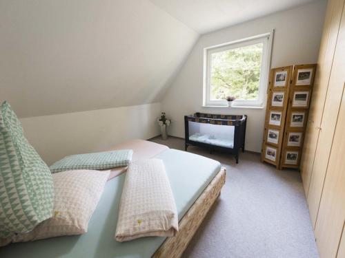 a bedroom with a bed and a window at Wald Ferienwohnung Hamburg 1 in Rosengarten