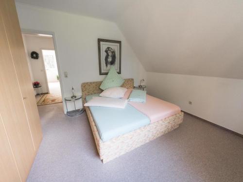 a small bedroom with a bed in a attic at Wald Ferienwohnung Hamburg 1 in Rosengarten
