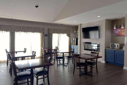 Una cocina o zona de cocina en AmericInn by Wyndham Fort Atkinson