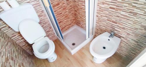 uma casa de banho com um chuveiro, um WC e um lavatório. em Casa Giada sul mare em Torrenova