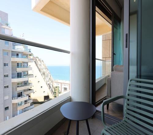 Un balcón o terraza en Play Hatzuk Beach