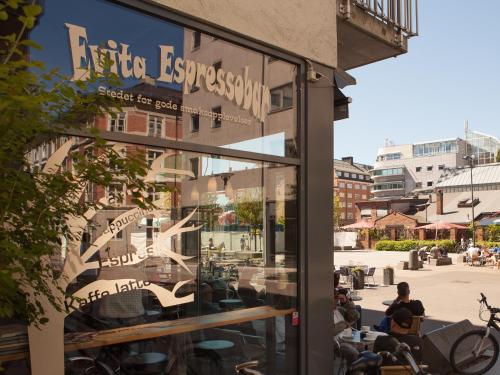 a store window with a sign for a bikeexsession at BJØRVIKA APARTMENTS, Teaterplassen, Oslo city center in Oslo
