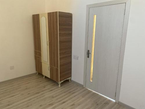 um quarto vazio com um armário e uma porta em Zig Residence em Baku