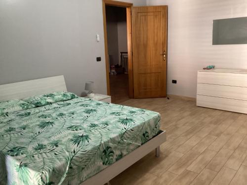 una camera con letto e pavimento in legno di Cittanovacasavacanza a Cittanova