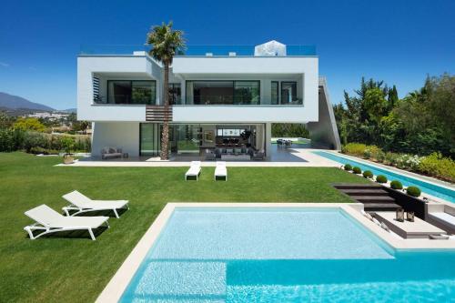 Bazén v ubytovaní Newly Built 6 BDRM Luxury Villa in Nueva Andalucía alebo v jeho blízkosti