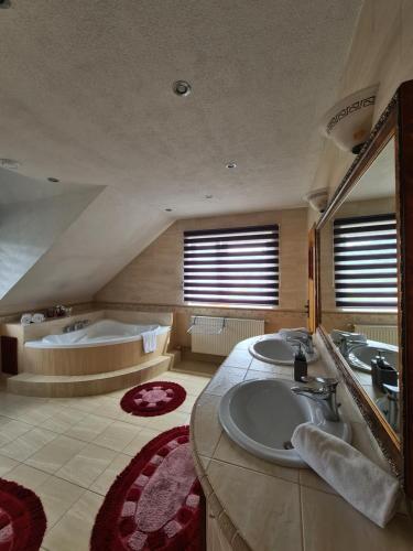 a large bathroom with two sinks and a tub at Apartament Katarina 2 in Ustrzyki Dolne