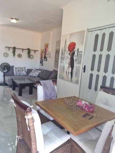 Pam's apartment – Photos 4