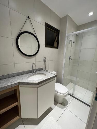 uma casa de banho com um lavatório, um WC e um espelho. em Apartamento luxo no VG SUN Cumbuco com vista para o mar em Cumbuco