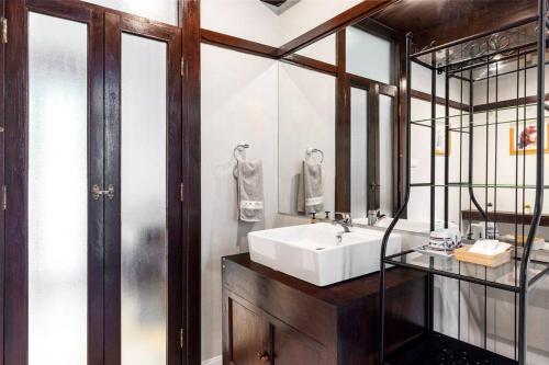 La salle de bains est pourvue d'un lavabo et d'un miroir. dans l'établissement Sclass Villa & Swimming pool , 10 min from airport, à Chiang Mai