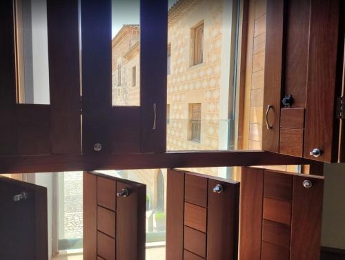 a room with wooden cabinets and a window at Hostatgeria de Poblet in Poblet