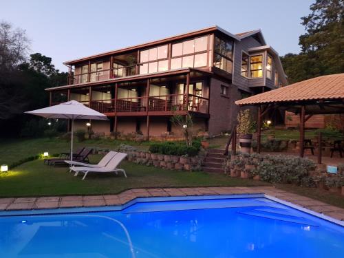 Bazén v ubytování Pumula Lodge 4 Star Guesthouse Knysna nebo v jeho okolí
