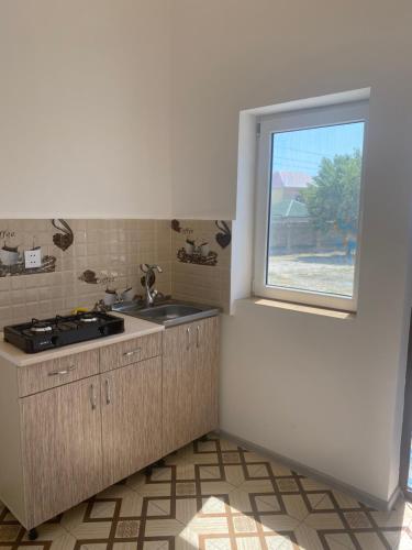 uma cozinha com um lavatório e uma janela em Zig Residence em Baku